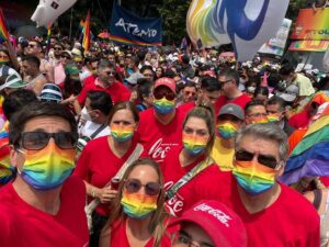 Coca-Cola celebra el Mes del Orgullo con activaciones que reafirman su compromiso con la comunidad LGBTIQ+ Las actividades de este año incluyen la participación en los Desfiles de México, Brasil, Perú y Ecuador, así como una nueva edición de Ilumina Amor, una iniciativa que promueve la educación interna y la visibilidad externa.