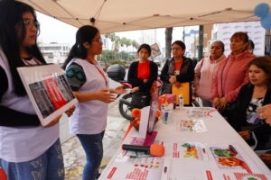 -Además en el mes Patrio, sus unidades móviles recorrerán varios distritos de Lima y Callao. Como parte de las acciones de Prevención, la LCC realizó una Jornada de Prevención y Detección Gratuita de la enfermedad diabetes dirigida a hombres y mujeres de 18 años a más en su Clínica Especializada de Pueblo Libre. Se hizo el descarte alrededor de mil personas, todas ellas recibieron un glucómetro de obsequio, que les permitirá controlar la glucosa desde sus hogares. La gerente general de la LCC, Damary Milla, expresó su satisfacción a la gran respuesta de la población por la prevención y señaló haber cumplido con el objetivo de informar sobre los riesgos que nos lleva a tener una alimentación con exceso de grasas y azúcar y una vida sedentaria. La tarea estuvo a cargo del Programa Voluntariado y el personal de salud de la institución realizó los descartes y entrega de equipos. “Es importante que la población conozca los riesgos que nos lleva a tener una alimentación poco saludable y una vida sedentaria. Nuestra misión como Liga Contra el Cáncer seguirá siendo de prevención, detección y atención integral. Nunca es tarde para adoptar un estilo de vida saludable y adoptar una cultura de prevención”, dijo Damary Milla. La vocera señaló que este padecimiento es una de las principales causas de muerte a nivel mundial, según datos de la Organización Mundial de la Salud (OMS). Además, dio a conocer, asimismo, durante el mes de julio, las unidades móviles (consultorios rodantes) realizará despistajes clínicos gratuitos de cáncer de ganglios, tiroides, mamas y cuello uterino en los distritos de Breña, Lima, Puente Piedra y Ventanilla. Desde el año 1950, la Liga Contra el Cáncer promueve la prevención y detección temprana del cáncer y otras enfermedades. Fomenta la cultura de realizarse un chequeo preventivo anual y la práctica de hábitos saludables para desacelerar la tasa de incidencia y disminuir la prevalencia de los factores de riesgo de muchas enfermedades.