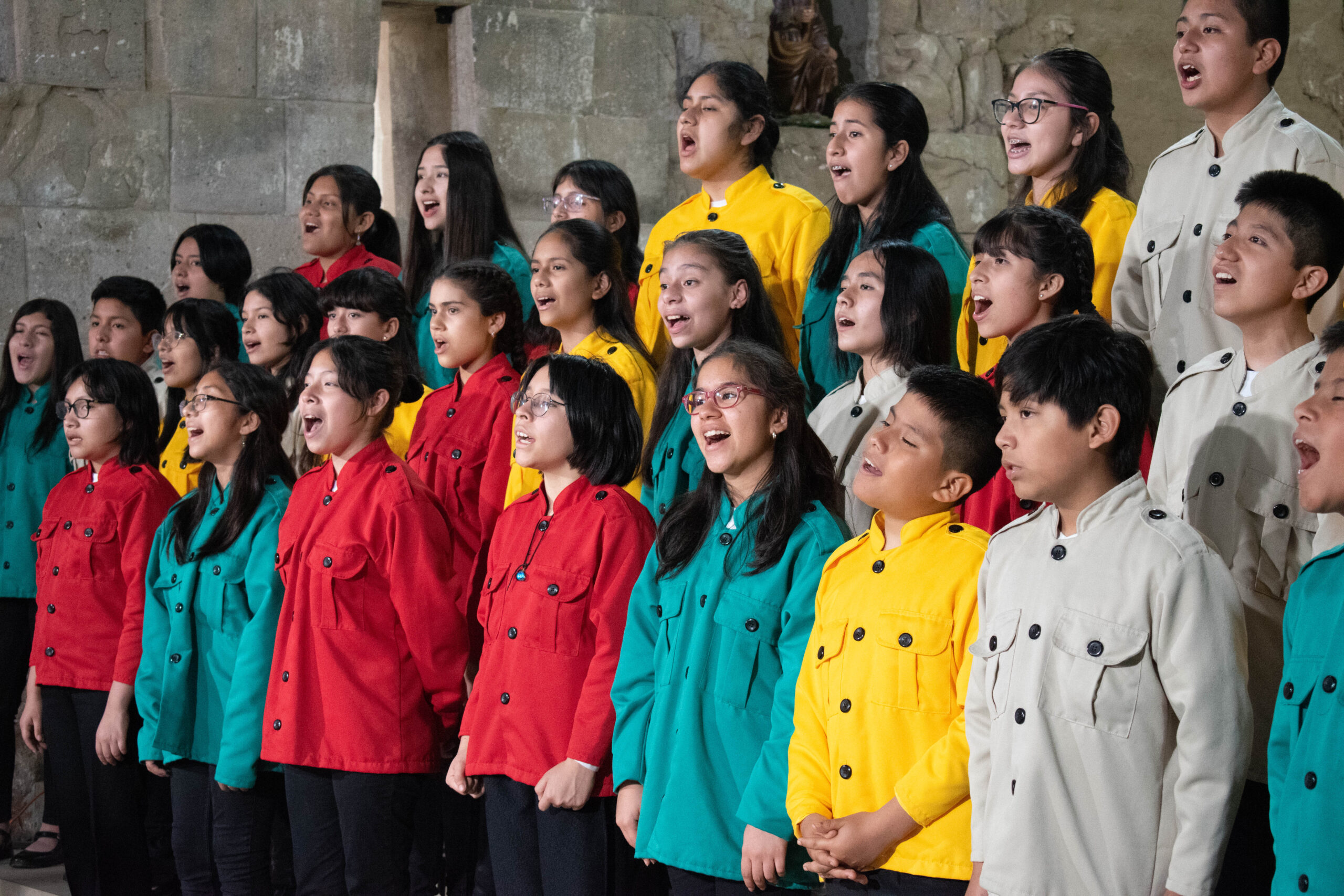 Con el objetivo de conmemorar un nuevo aniversario de nuestra Independencia, el Ministerio de Cultura presenta actividades artísticas de los Elencos Nacionales para estas Fiestas Patrias 2023; estos espectáculos serán gratuitos para las familias peruanas. Se trata de una programación variada de canto, música orquestal y danza para todas y todos, donde participarán el Coro Nacional, la Orquesta Sinfónica Nacional y el Coro Nacional de Niños. Esta programación por nuestro aniversario patrio, se iniciará este miércoles 19 de julio con el recital gratuito “Muchas voces, un Perú”, iniciativa del Coro Nacional del Perú, enmarcado en la Red Nacional de Coros, que llega con su sétima edición. Dentro de este evento, más de veinte agrupaciones nacionales, entre ellas el Coro Nacional de Niños, se reunirán desde las 8:00 p.m. en el Gran Teatro Nacional en formato híbrido para disfrutar de un repertorio vocal tradicional popular y contemporáneo peruano. Los espectáculos continuarán el jueves 20 de julio, a las 7:00 p.m., con el “Concierto de Fiestas Patrias” de la Orquesta Sinfónica Nacional del Perú en el Auditorio Los Incas (en la sede del Ministerio de Cultura). Bajo la dirección del maestro invitado Carlos Johnson, el elenco interpretará un selecto repertorio que incluye reconocidas piezas de nuestro país, en las que destacan, ‘El cóndor pasa’, ‘Pincelada cajamarquina’, ‘Marinera y Tondero’, ‘El plebeyo’, ‘La flor de la canela’, entre otras. El ingreso es libre, por orden de llegada hasta completar aforo. Presentes en Misa y Te Deum Asimismo, como cada 28 de julio, el Coro Nacional y la Orquesta Sinfónica Nacional participarán de la tradicional Misa y Te Deum, con un repertorio de cantos eclesiásticos nacionales e internacionales en la Catedral de Lima. Cabe señalar que, desde la década del 40, la Orquesta Sinfónica Nacional se presenta en dicho acto litúrgico. Programación por Fiestas Patrias “Muchas voces, un Perú”, sétima edición del Festival de Coros Coro Nacional del Perú y Coro Nacional de Niños Lugar: Gran Teatro Nacional Fecha: 19 de Julio | Hora: 8:00 p.m. Entrada: Libre “Concierto de Fiestas Patrias” Orquesta Sinfónica Nacional del Perú Lugar: Auditorio Los Incas Fecha: 20 de Julio | Hora: 7:00 p.m. Entrada: Libre