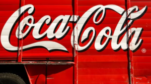 he Coca-Cola Company y sus ocho socios embotelladores en todo el mundo anunciaron hoy el cierre de un nuevo fondo de capital de riesgo, de $137,7 millones de dólares, centrado en inversiones de sostenibilidad. Greycroft, una firma de capital de riesgo que actúa desde la fase inicial de las empresas hasta su crecimiento, administrará el Fondo para la Sostenibilidad Greycroft Sistema Coca-Cola. El fondo es el primero en su tipo para Greycroft, que invierte en soluciones de emprendimiento y consumo a lo largo de sus ciclos de vida e industrias. La huella de carbono del sistema Coca-Cola es una de las principales prioridades para el fondo, por lo que se enfocará en cinco áreas clave con el mayor impacto potencial para comenzar: Empaquetado Calefacción y refrigeración Descarbonización de instalaciones Distribución Cadena de suministro “Este fondo ofrece la oportunidad de ser pioneros en soluciones innovadoras y ayudar a escalarlas rápidamente dentro del sistema Coca-Cola y en toda la industria”, señaló John Murphy, presidente y director financiero de The Coca-Cola Company. “Esperamos beneficiarnos de obtener acceso a tecnología y ciencia emergentes para la sostenibilidad y la reducción del carbono”. El fondo buscará invertir en empresas en la fase de comercialización. Para Greycroft, asociarse con el sistema Coca-Cola representa una oportunidad atractiva para ayudar a escalar las innovaciones junto con algunas de las principales operaciones de embotellado del mundo “El mercado de la cadena de suministro sostenible y la tecnología de fabricación ha seguido creciendo a medida que las marcas de consumo se elevan para satisfacer las demandas de los clientes conscientes del medio ambiente”, dijo Dana Settle, cofundadora y socia gerente de Greycroft. “Greycroft tiene el enfoque de "invertir en cualquier lugar", lo que creemos que nos permite identificar start-ups prometedoras con soluciones de tecnología climática listas para escalar”. Participantes de todo el mundo El capital del fondo de $137,7 millones de dólares proviene principalmente de inversiones de $15 millones de dólares de capital comprometido de cada una de las siguientes empresas: The Coca-Cola Company Arca Continental Coca-Cola Bottling Co. UNITED Coca-Cola Consolidated Coca-Cola Europacific Partners Coca-Cola FEMSA Coca-Cola HBC Reyes Coca-Cola Bottling Swire Coca-Cola Juntas, estas embotelladoras representan casi la mitad del volumen del sistema Coca-Cola en todo el mundo. El sistema tiene una larga historia de inversión en proyectos enfocados en la sustentabilidad que siguen marcando la diferencia en temas de importancia mundial. Por ejemplo: En América Latina, The Coca-Cola Company y Arca Continental han invertido en PetStar, empresa líder en el procesamiento de PET reciclado; Coca-Cola FEMSA ha invertido en IMER y una planta de reciclaje de PET de alta tecnología, PLANETA. En Filipinas, Coca-Cola Beverages Philippines e Indorama Ventures invirtió en PETValue, la planta de reciclaje de PET más grande del país. En Indonesia, Coca-Cola Europacific Partners (CCEP) y Dynapack invirtieron en la planta de producción de contenido reciclado de PET de Amandina, y en Australia, como parte de una asociación intersectorial con Cleanaway, Asahi Beverages y Pact Group, CCEP ha invertido en instalaciones de producción y reciclaje de plástico PET. En Europa, The Coca-Cola Company otorgó a Ioniqa un préstamo para ayudar a desarrollar tecnología para transformar residuos PET de colores mezclados y parcialmente contaminados, en PET limpio de grado alimenticio. CCEP, a través de CCEP Ventures, ha invertido en la empresa emergente de reciclaje CuRe Technology, que utiliza el rejuvenecimiento del poliéster para plásticos que no pueden ser reciclados mediante métodos de reciclaje mecánico, y evita que sean incinerados, reciclados con menor calidad y funcionalidad o enviados al vertedero. Coca-Cola HBC ha invertido en la producción propia de rPET en Italia, Polonia y Rumanía, al tiempo que ha implementado una transición hacia portafolios 100% de rPET en Suiza, Italia y Austria. Para este año, están planeadas transiciones similares en Rumanía y la isla de Irlanda. Varias embotelladoras del sistema han emitido bonos verdes, entre ellas Arca Continental, Coca-Cola FEMSA y Coca-Cola Hellenic. Swire Coca-Cola ha invertido en establecer la primera planta de reciclaje de plástico grado alimenticio en Hong Kong. Obtenga más información sobre la sostenibilidad en The Coca-Cola Company en https://www.cocacolacompany.com/reports/business-and-sustainability-report Acerca de The Coca-Cola Company La Compañía Coca-Cola (NYSE: KO es una compañía total de bebidas, cuyos productos se venden en más de 200 países y territorios. El propósito de nuestra compañía es refrescar al mundo y hacer la diferencia. Vendemos múltiples marcas valoradas en miles de millones de dólares en varias categorías de bebidas alrededor del mundo. Nuestro portafolio de marcas de bebidas gaseosas incluye a Coca-Cola, Sprite y Fanta. Algunas de nuestras marcas de bebidas hidratantes, deportivas, café y té son Dasani, SmartWater, vitaminwater, Topo Chico, BODYARMOR, Powerade, Costa, Georgia, Gold Peak, Honest y Ayataka. Nuestras marcas de bebidas nutritivas, jugos, lácteos y hechas a base de vegetales incluyen a Minute Maid, Simply, innocent, Del Valle, fairlife y AdeS. Continuamente transformamos nuestro portafolio mediante acciones que van desde la disminución de la cantidad de azúcar que contienen nuestras bebidas, hasta la introducción de novedosos productos al mercado. También procuramos impactar positivamente la vida de las personas, las comunidades y al planeta por medio del reabastecimiento de agua, el reciclaje de empaques, prácticas de abastecimiento sostenible y reducciones en las emisiones de carbono a través de nuestra cadena de valor. Junto con nuestros socios embotelladores, le damos empleo a más de 700,000 personas, brindándoles oportunidades económicas a comunidades locales en todo el mundo. Si desea conocer más, visite http://www.coca-colacompany.com y síganos en Instagram, Facebook y LinkedIn. Acerca de Greycroft Greycroft es una firma de capital de riesgo, que actúa desde la fase inicial de las compañías hasta su crecimiento, y que se asocia con empresarios para construir empresas de categoría definida. Tenemos una gran experiencia invirtiendo en los sectores de consumo, emprendimiento, tecnología de la salud y fintech en todo el mundo; y trabajando como un equipo para apoyar y asesorar a los emprendedores, empoderándolos para ejecutar sus visiones. Greycroft ha recaudado más de $3 billones de dólares en capital y ha hecho más de 400 inversiones desde el inicio. Para más información, por favor visita https://www.greycroft.com.