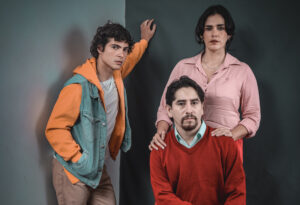 Proyecto 88 presenta una corta temporada de la obra “DOS FAMILIAS”, del dramaturgo español José Pascual Abellán, dirigida por Draco Santos, desde el 4 de agosto en la Sala Tovar en Miraflores, con las actuaciones de Mario Cortijo, Fiorella Díaz y Henry Sotomayor. Marcos y Cristina acogieron a Luis desde que nació. Ahora que han pasado casi tres años, su padre biológico Miguel aparece rehabilitado y ha recuperado la custodia del niño. Ambas partes se enfrascan en un cuestionamiento, con el otro y con ellos mismos, sobre qué será lo mejor para el niño. Se visibiliza la problemática de las familias de acogida, un tema del que la mayoría no tiene información, pero que es tan importante ya que en nuestro país existe un alto porcentaje de niñas, niños y adolescentes sin cuidados parentales o en riesgo de perderlos. Una fuerte y tensa emotividad se muestra en los involucrados: ¿quién renuncia a quién? ¿el bienestar del niño se coloca delante de todo y de todos? “A finales del año pasado Henry Sotomayor, con gran gentileza me acerco el texto de José Pascual Abellán, DOS FAMILIAS, desde la primera lectura me sentí atraído por la obra. Los personajes me parecieron enigmáticos, contradictorios, difíciles de entender. Por un lado, Miguel, el padre biológico, me resultaba un personaje trágico, pero al mismo tiempo juvenil y espontáneo, que busca reparar su pasado y encontrar redención al ejercer su paternidad; y por el otro lado, Cristina y Marcos, se dibujaron en mi imaginación como personajes que entraban en una pesadilla, de pronto y sin avisar tenían que empaquetar la vida ideal que tenían y devolverla como si se hubiera acabado un encantamiento. Pero, poniéndonos en el lugar del otro, no podemos dejar pasar desapercibidas lo humanas de sus acciones”, comenta el director Draco Santos. Las funciones serán del 4 al 20 de agosto, los viernes y sábados a las 8 p. m. y domingos a las 7 p. m. en la Sala Tovar (Calle Manuel Tovar 255 – Miraflores). Las entradas ya están a la venta en Joinnus: https://www.joinnus.com/events/theater/lima-dos-familias-55938. Para más información, visitar las redes sociales de Proyecto 88 en Facebook (https://www.facebook.com/88Proyecto88) e Instagram (https://www.instagram.com/companiaproyecto88/).