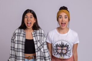 La Eme Colectivo Teatral en coproducción con La Dramática, presentan la microobra “¿Estoy embarazada?”, escrita y dirigida por Mónica Talavera Villamonte, en una corta temporada en la Sala Zurita. Camila y Jimena son mejores amigas de toda la vida, y hace unos meses han empezado a convivir. Lo que vendría a ser una mañana cualquiera, termina convirtiéndose en 20 minutos de constante tensión desde que Jimena encuentra en la basura una prueba de embarazo positiva que parece ser de Camila. “¿Estoy embarazada?”, plantea temas que siguen siendo tabú y son de exclusiva responsabilidad de la mujer en nuestra sociedad, como la maternidad y la educación sexual; pero de una manera fresca y divertida abordando una conversación entre dos amigas interpretadas por Stephanie Enriquez y Cheli Vera. “Podemos permitirnos como mujeres, sin importar la edad, cuestionarnos si queremos ser madres, si está en nuestros planes o prioridades. Así mismo, es importante hablar sobre la educación sexual y la casi nula visibilidad que se le da en nuestro país. Los métodos anticonceptivos y la responsabilidad afectiva y sexual son temas que deben estar en la mesa desde la etapa de la adolescencia. Saber cómo cuidarnos, ser conscientes y responsables para poder disfrutar de nuestro cuerpo libremente y con amor hacia una misma”, comenta la dramaturga y directora. La temporada va del 5 al 26 de agosto, todos los sábados en triple horario: 8 p. m., 8:45 p. m. y 9:30 p. m., en la Sala Zurita (Haute Restaurante, Calle Armando Blondet 191, San Isidro). Venta de entradas a través de WhatsApp +51 984 184 185 y por las redes sociales de La Eme ( @laemecolectivo ).