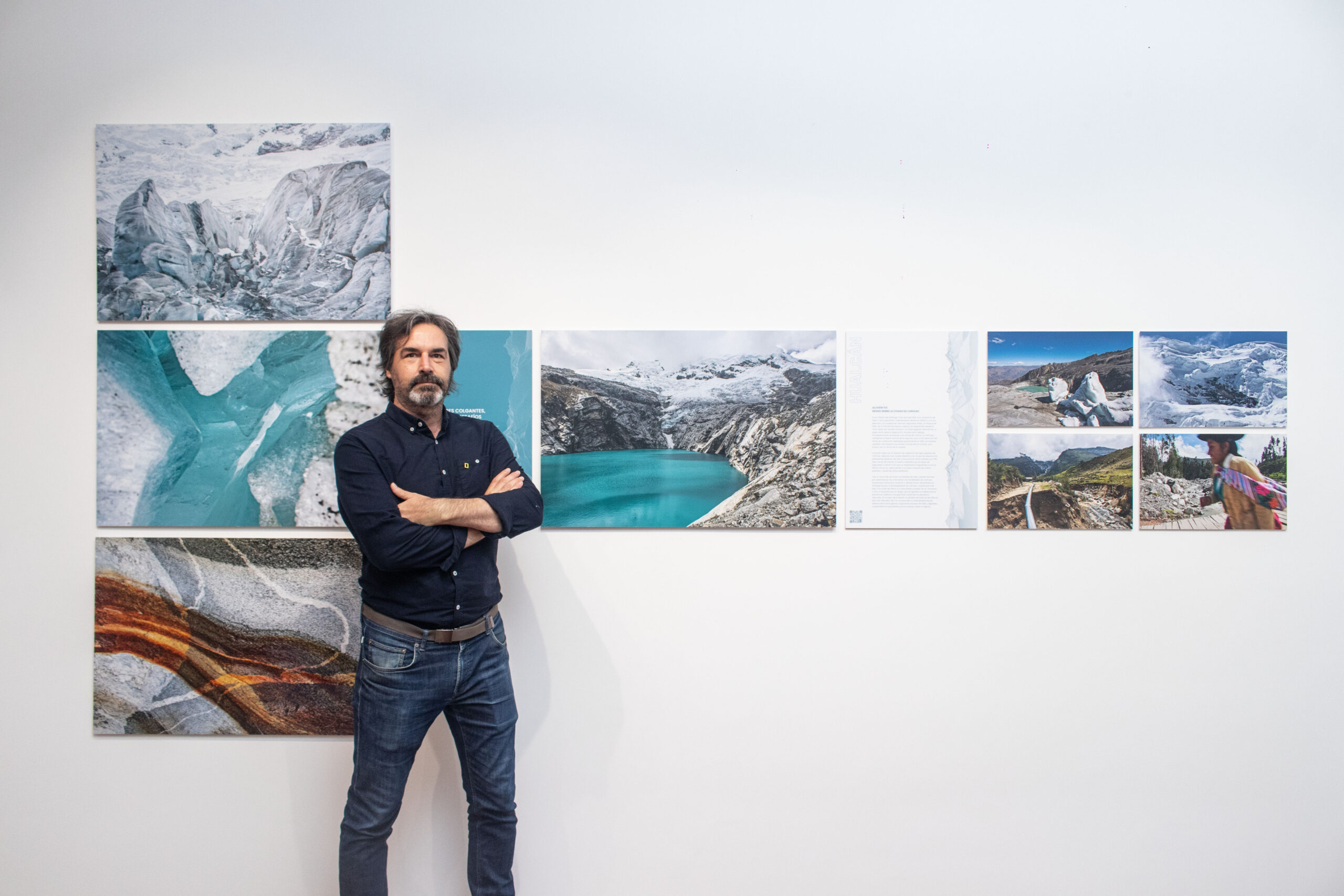 La Alianza Francesa de Lima realizará una visita guiada de la exposición “Glaciares Andinos” desarrollada por el fotógrafo francés Nicolas Villaume, con el apoyo de la National Geographic Society, una experiencia inmersiva basada en realidad virtual que coloca al espectador en el centro de la experiencia. La visita será el martes 25 de julio a las 6 p.m. “Glaciares Andinos” es una experiencia multimedia donde a través de sus secuencias fotográficas, proyecciones de video y estaciones de realidad virtual, teletransportaran a los espectadores al corazón de ecosistemas extremos acercándolos a su belleza, pero también a la inquietante realidad del calentamiento global. Nicolas Villaume es un galardonado fotógrafo que lleva más de 20 años documentando temas medioambientales y de diversidad cultural en todo el mundo. Residente en Perú (Sudamérica). A través de sus muestras busca crear conciencia medioambiental utilizando el impacto emocional de las artes audiovisuales complementarias, explorando la fotografía inmersiva y la nueva narración en realidad virtual. La muestra es de ingreso libre en la Galería L’Imaginaire hasta el 29 de julio. Más información en www.aflima.org.pe.