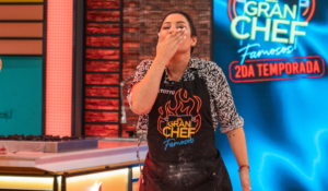 Este miércoles 19 de julio se vivió la temida noche de eliminación en El Gran Chef Famosos. Mr. Peet, Mónica Torres y Natalia Salas se enfrentaron en un intenso desafío para demostrar sus dotes culinarias. Sin embargo, la querida actriz dejó la competencia y se convirtió en la sexta eliminada del reality de cocina, previo a empezar la ronda de ‘El Repechaje’. Los tres participantes tuvieron un doble reto culinario: ‘Escabeche de pescado’ y ‘Ravioles de pichón’. Mónica Torresfue la ganadora del primer reto así que su beneficio fue no participar en el juego “pongan los huevos”. La última ronda fue la decisiva y como resultado Mónica Torres se convirtió en la primera salvada de la noche.. Finalmente, el jurado Javier Masías tuvo la última palabra y dio a conocer que Natalia Salas es la sexta eliminada de la competencia culinaria. Tras conocer el veredicto del jurado, Natalia Salas aprovechó las cámaras para enviar un emotivo mensaje al público que lo sigue. “He hecho lo mejor que he podido, estoy bien contenta de haber estado aquí, de haberlos conocido y de demostrarme que se puede. Quiero que sepan en sus casas que después de cualquier mala noticia, sí se puede”, comentó la actriz. “De verdad no quería irme de esta cocina. Ha sido una experiencia muy bonita, he aprendido un montón y la verdad estoy gratamente sorprendida de haber llegado hasta acá. Espero que las personas que hayan visto mi evolución en la cocina que sepan un poco de mi historia que todo es posible si tenemos ganas, si yo pude, tú también”, agregó Natalia Salas. Ronda Final Cada semana el programa se pone más exigente en la preparación de los platos. De los 12 concursantes que empezaron la competencia, Katia Palma, Belén Estévez Mónica Torres, Mr. Peet, Ale Fuller y Laura Spoya lograron pasar a la ronda final de “El Gran Chef Famosos”. Mientras tanto, desde mañana 19 de julio empieza “El Repechaje’ , una nueva etapa para los participantes eliminados: Jesús Neyra, Jimmy Santy, Junior Silva, Antonio Pavón, Mauricio Mesones y Natalia Salas. Ellos deberán convencer al jurado para que les dé una segunda oportunidad de regresar a la cocina. ¿Quién de ellos logrará reincorporarse al reality? Entérate en los próximos episodios de lunes a viernes desde las 8:00 p.m. y sábados a las 8:30 p.m.