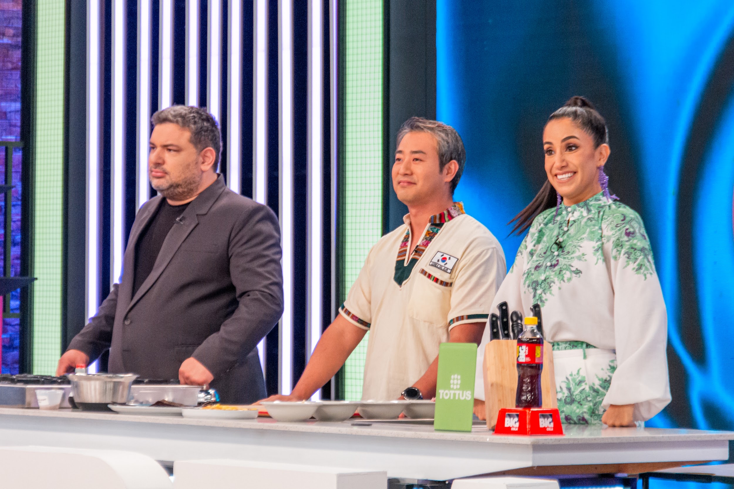 Giacomo Bocchio uno de los jurados más queridos de El Gran Chef Famosos no estará en la emisión de hoy 11 de julio. Según el último avance promocional, el programa estará dedicado a la cultura coreana y para reemplazar al jurado llegará Hwang Jeong Tae, un especialista en cocina asiática. En este episodio los participantes: Laura Spoya, Natalia Salas, Katia Palma y Mr. Peet deberán enfrentarse a nuevas. Y al estilo oriental los famosos prepararán dos platos característicos de Corea: Japchae y Kimbap. Solo dos de ellos se salvarán, mientras que los otros dos entrarán nuevamente a etapa de sentencia. ¿Qué pasó ayer 10 de julio en El Gran Chef Famosos? En la última emisión de El Gran Chef Famosos, un participante más se despidió de la competencia. Después de la preparación de dos arduos platos, el jurado decidió salvar a Ale Fuller, dejando a Mauricio Mesones como el cuarto eliminado del reality. “Estoy muy orgulloso de este concurso. No me voy triste, sino feliz. Hay que saber perder y aprender de sus errores, hoy mis compañeras hicieron un gran trabajo y esto es lo que me merezco. Me esforcé hasta el final, gracias por sus palabras y por su compañerismo”, dijo antes de dejar la competencia. ¡Ya lo sabes! “El Gran Chef Famosos”, la nueva propuesta que busca llevar entretenimiento y diversión a todas las familias peruanas de lunes a viernes desde las 8:00 p.m. y sábados a las 8:30 p.m. ¡No te lo pierdas!