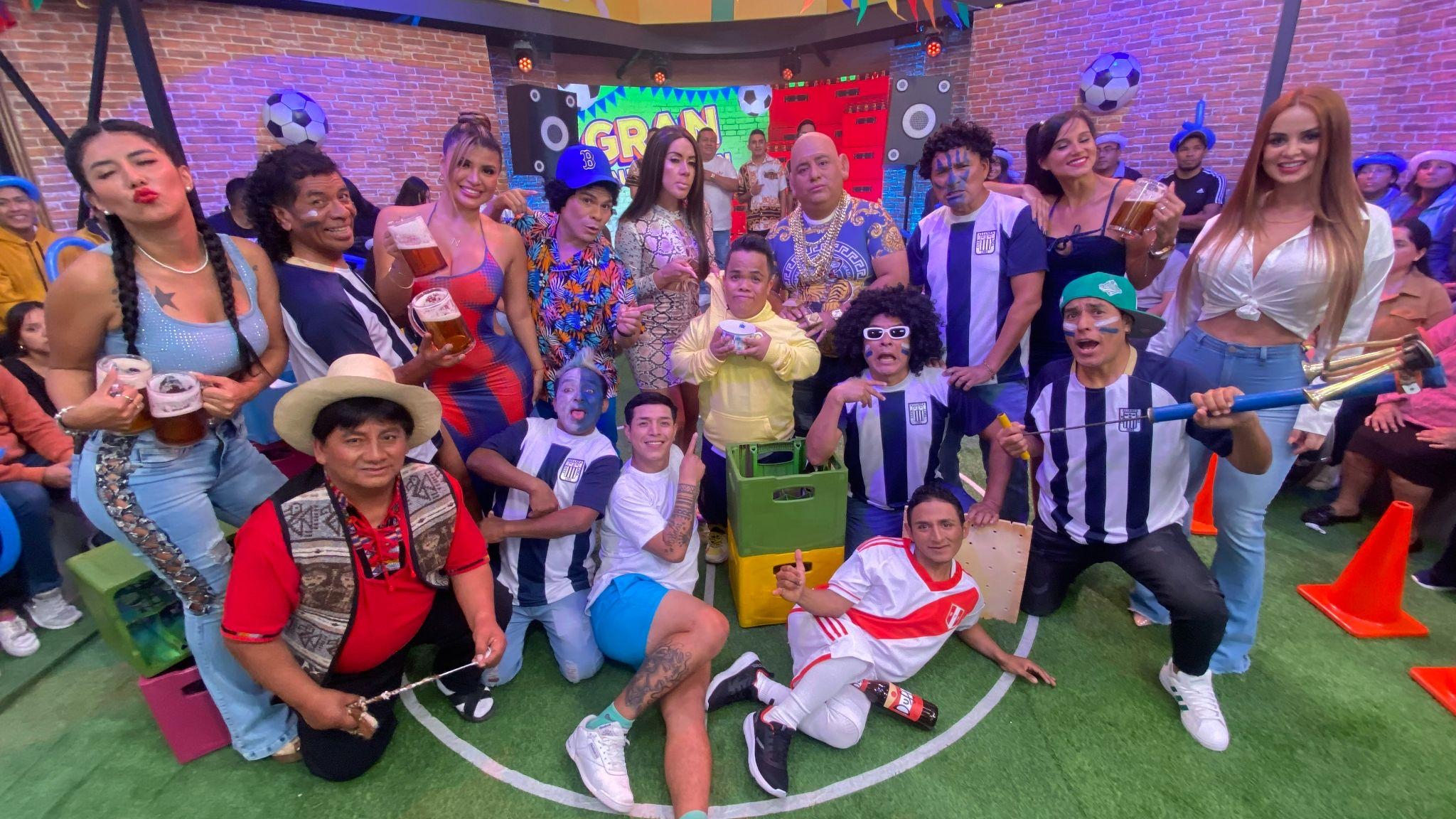 ¡No se pierden ni una! En los últimos días, el futbolista Christian Cueva se ha convertido en noticia, luego de haber sido protagonista de inéditas imágenes en la ciudad de Trujillo. El elenco de Jirón del Humor no dejará pasar esta oportunidad y a su peculiar estilo estrenará este sábado 8 de julio la secuencia “La Cuevita de la Chela”. En este nuevo sketch se parodiará la participación del popular ‘Aladino’ de Alianza Lima en la inauguración de una cancha deportiva en el distrito trujillano de Huanchaco. También, se imitará el último video publicado por el futbolista en sus redes sociales disculpándose con la hinchada blanquiazul. El encargado de interpretar a Cueva en esta secuencia será el cómico Miguelito Drums, mientras que Dorita se pondrá en el papel de la esposa del seleccionado y Cachay se convertirá en el ‘hincha’ malcriado que insultó al futbolista. ¿Qué sucedió con Christian Cueva el último fin de semana? El mediocampista de Alianza Lima se encuentra en el ojo público por ausentarse a los entrenamientos de su equipo, luego de haberse difundido un contundente material donde se le observa participando en dos celebraciones en la ciudad del norte. ¿Qué otros sketches se transmitirán este sábado 8 de julio? ‘La Chola Puca’ pisará los estudios de Jirón para participar junto con Melcochita en el sketch ‘El Bar de Tío Chapita’. A la popular secuencia ‘La Tóxica’ llegará Génesis Tapias como pareja de Jhonny. Y el acompañamiento musical lo traerán ‘Las Chicas Doradas de Colombia’ en el skecth ‘La Comisaría’. Con motivo de celebrar el Día del Maestro, no podía faltar una secuencia dedicada a los maestros del Perú, donde participará todo el elenco de Jirón. En este divertido sketch, la directora descubrirá que los docentes tienen títulos falsos. ¡Ya lo sabes! Disfruta y ríe en familia con las ocurrencias de todo el elenco de Jirón del Humor y sus grandes invitados este sábado 8 de julio desde las 10:00 p.m. por la señal de Latina. ¡No te lo pierdas!