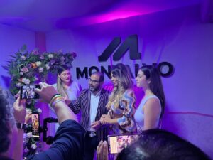 La actriz posó con Gaela Barraza Zapata, la Miss Teens Mundial, entre otras personalidades en la nueva marca de Montalvo. Gabriela Serpa apadrinó el evento y dijo “hay que ser constante y perseverante en el mundo de los emprendimientos de belleza”. “Siempre he admirando el emprendimiento y los exitos de los peruanos triunfadores y todos podemos hacer empresa, podemos salir adelante y seguir trabajando arduamente”, dice Serpa. Con un traje ceñido y rosado, elegante, portentosa, la Serpa habló mde todo ante una serie de inquietudes de su vida artistica, no obstante se le vio muy desenvueta ante ptguntas diversas y flahes de la fotógrafos que se dieron cita en el local de San Luis. Personalidades de la farádula, ejecutivos y del mundo de la belleza festejeron con Victor Hugo Montalvo, el rey de la bellelza en el Peru, en una inauguracion concurrida y festiva, quienes asistieron también proveedores y empresarios internacionales invitadosal evento. Gaela Barraza Zapata, asimismo, sostiuvo admirar el trabajo de los peruanos y que es importante trabajar mucho en mantener sus ideales, que sigan apoyando a la gente que hace obra, y se referió a la que ella siempe esta atenta a las buenas iniciativas en belleza. Montalvo DermoEsthetic inauguró sus amplias instalaciones con los mejores docentes del medio, Montalvo Dermo Esthetic abrió sus puertas para brindar especialización en estética, maquillaje y manicure, alta experiencia y reconocimiento en el mercado. Más de 500m2 a la disposición de miles de personas que buscan afianzar sus conocimientos en este importante rubro que se encuentra en auge en nuestro país. Montalvo Institute a nivel nacional y 1 en Colombia, además de 10000 alumnos activos. Cuenta con 5 especialidades: Estilismo y Cosmetología, Estética Dermatológica, Maquillaje profesional, Barbería y Manicure y Pedicure, además de cursos técnicos de corta duración, instalaciones de primera y docentes altamente capacitados. Después de la inauguración de su sede número 25 y primera a nivel internacional en Colombia, Montalvo presenta ante la sociedad su primer Centro de Formación y Especialización en Estética; así nace Montalvo DermoEsthetic.