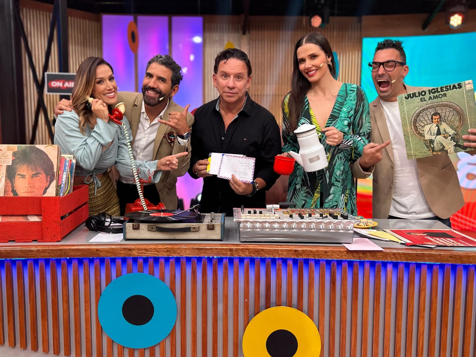 Tras su victoriosa participación en el reality de cocina de moda, Ricardo Rondón regreso a la televisión con una sección propia llamada ‘La hora del desayunón… ¡Tolón Tolón!’, como parte del magacín matutino “Arriba mi gente”. Ricardo Rondón fue acompañado por su entrañable amiga y compañera en la conducción, Maju Mantilla, quien participo como co-conductora del mini programa, que se caracterizó por poner pedidos musicales de canciones del ayer, música del recuerdo para complacer a sus populares ‘chicas Fonavi’. El nuevo conductor hizo gala de su conocimiento musical y carisma, sorprendiendo tanto a Maju como a sus compañeros con datos inéditos de los cantantes del ayer como Leo Dan, Basilio, Julio Iglesias, entre otros. Asimismo, el galán de las ‘bebitas otoñales’ se dejo sorprender por llamadas en vivo que lo llenaban de piropos y halagos, además de pedidos musicales que hicieron bailar a todos en el set del programa. Es así que, Ricardo Rondón comenzó con gran éxito su secuencia y demostró una vez más, porque es el favorito de las ‘chicas del asilo canevaro’ como él mismo las denomina.