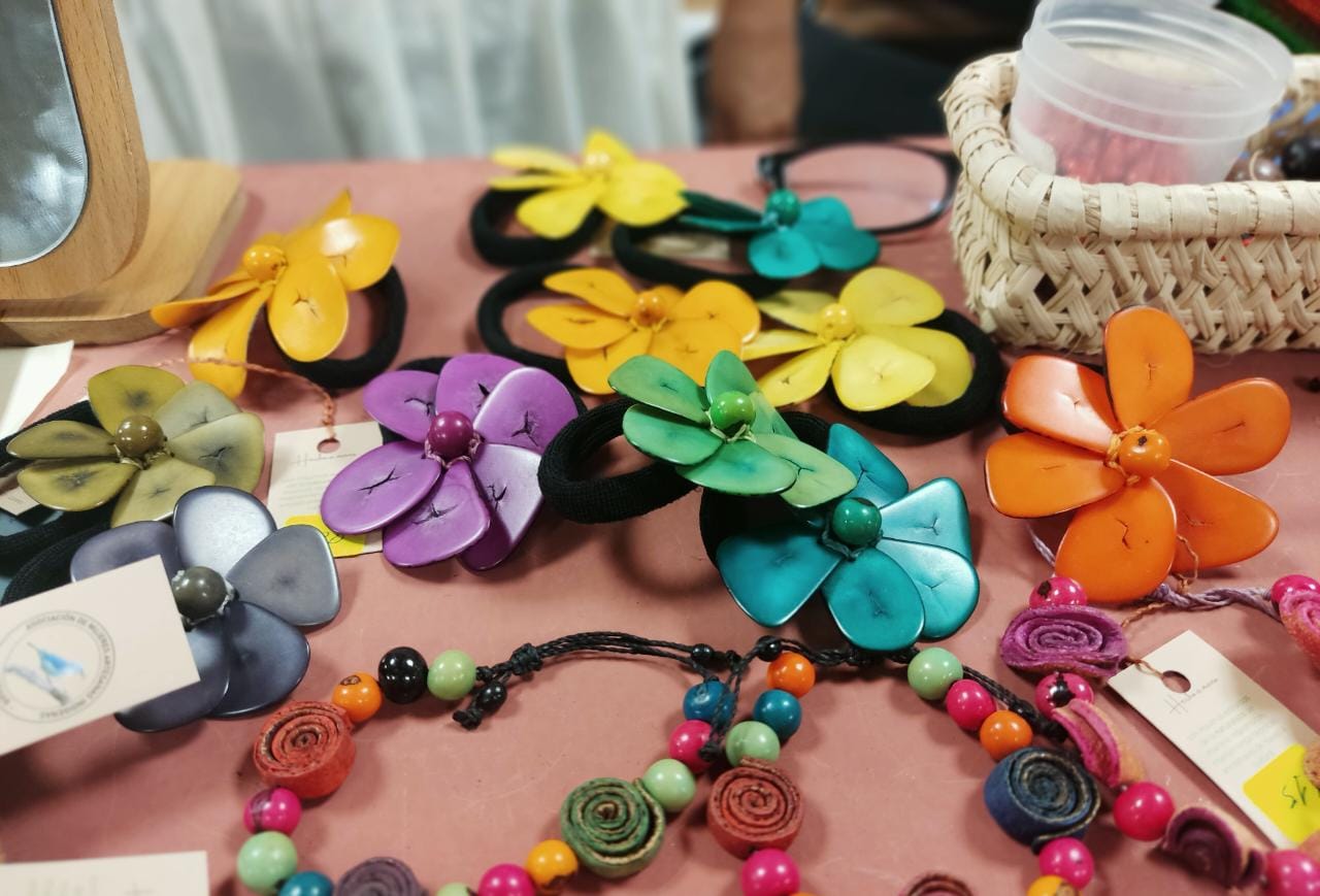 Ministerio de Cultura: Conoce los retablos ayacuchanos personalizados y otras novedades que se ofrecen en Ruraq maki • Aretes y collares hechos con semillas, alcancías con paja toquilla, bolsos de junco, juguetes de madera con la forma del zorrito “Run Run” son ofrecidos por los más de 150 colectivos de artesanos hasta el 30 de julio en la sede del Ministerio de Cultura. • En la exposición venta también podrá conocer a la maestra artesana puneña, Santusa Cutipa, quien participó en la película “Transformers: El Despertar de los Dioses”. Desde retablos ayacuchanos tradicionales y personalizados, hasta indumentaria hecha con semillas, paja toquilla y otros productos que revisten el arte, la cultura y la creatividad peruana, se ofrecen en la décima sexta edición de “Ruraq maki, Nuestra herencia hecha a mano”, que este año congrega a la mayor cantidad de artesanas y artesanos peruanos e internacionales, en la sede del Ministerio de Cultura de San Borja. Uno de los artesanos que llegó con novedades es don Silvestre Ataucusi, natural del distrito de Vinchos, Ayacucho, quien muestra sus hermosos retablos en uno de los stands acondicionados en la sala Mochica. Desde hace más de 40 años, “Pukacha” como le decía su mentor, el maestro retablista, Florentino Jiménez, ha cultivado el arte de la elaboración de retablos ayacuchanos que muestran algunas escenas de la vida cotidiana y festividades andinas. Una de sus primeras obras que realizó junto a Edilberto Jiménez, hijo de Florentino, fue un retablo que recreaba la masacre de ocho periodistas en Uchuraccay. Décadas después y debido a la pandemia, don Silvestre tuvo que reinventar su arte e incursionó en el mercado con los retablos ayacuchanos personalizados.