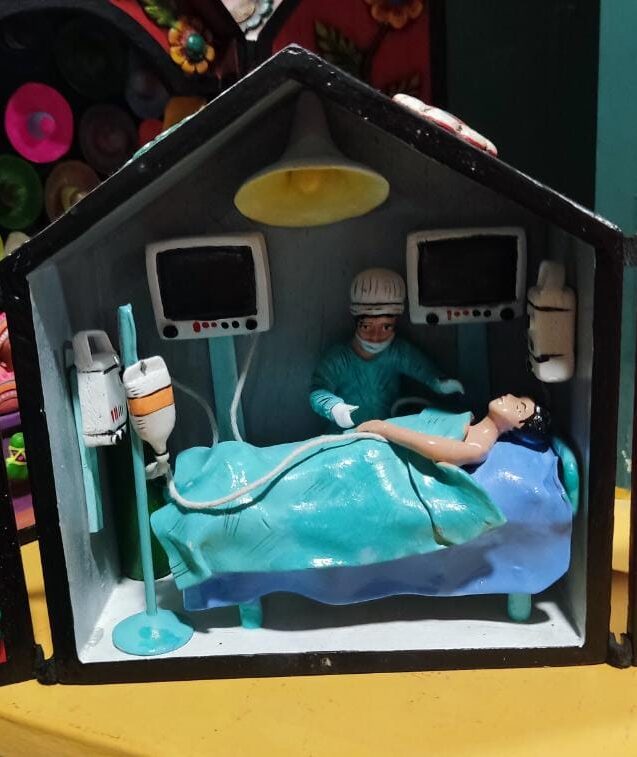 RETABLO PERSONALIZADO MÉDICO ATENDIENDO PACIENTE EN PANDEMIA