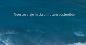 A través de este informe, Samsung revela su estrategia de sostenibilidad y desempeño en las áreas de Personas, Planeta y Principio. El informe destaca las principales actividades durante el año pasado, incluido el progreso en la implementación de la Nueva Estrategia Ambiental anunciada en septiembre de 2022 y el lanzamiento de los Principios Globales de Derechos Humanos de la compañía. La Nueva Estrategia Ambiental especifica el plan de trabajo de la empresa para lograr el net zero en la División Device eXperience (DX) para 2030 y a nivel de la empresa, incluida la División Device Solutions (DS) para 2050, así como sus esfuerzos para contribuir a la acción climática y a una economía circular. En 2022, Samsung completó su transición al uso de energía renovable en Vietnam, India y Brasil, en línea con el objetivo de la compañía de realizar una transición completa al uso de energía renovable en DX y todos los sitios operativos fuera de Corea para 2027. Además, la empresa aumentó la cantidad de resina reciclada utilizada en sus piezas de plástico, en camino hacia su objetivo de utilizar resina reciclada en el 50% de las piezas de plástico para 2030 y en todos los componentes de plástico para 2050. En 2022, la división DS de Samsung amplió las instalaciones de los Sistemas Catalíticos Regenerativos (RCS, su sigla en inglés) en sus instalaciones para tratar el gas de proceso de manera más eficiente y reducir las emisiones directas de gases de efecto invernadero (GEI). Además, a través de sus esfuerzos para restaurar el agua a su estado natural antes de su descarga para 2040, el Hwaseong Campus obtuvo la calificación platino más alta emitida por Alliance for Water Stewardship (AWS). Samsung continúa ampliando la colaboración con varios stakeholders. La compañía se unió a iniciativas globales como RE100, Asian Clean Energy Coalition (ACEC) y Platform for Accelerating the Circular Economy (PACE). Samsung también colaboró con Patagonia para lanzar un filtro que reduce los micro plásticos que se liberan de las lavadoras. El Informe de Sostenibilidad de este año se profundiza en el enfoque de la compañía para respetar los derechos humanos y fomentar el talento. En febrero de 2023, Samsung anunció sus Principios Globales de Derechos Humanos que destacan el compromiso de la empresa de respetar los derechos humanos de acuerdo con los estándares internacionales, como los Principios rectores de las Naciones Unidas sobre las Empresas y los Derechos Humanos (UNGP, su sigla en inglés). En términos de desarrollo de talento, la empresa presentó la iniciativa Free Agent (FA) y el Samsung Talent Exchange Program (STEP) en 2022, que amplían las oportunidades para que los empleados experimenten diferentes funciones dentro de la empresa. Samsung también lanzó The University of Samsung Electronics (The UniverSE), una plataforma de capacitación integral que respalda el desarrollo profesional de los colaboradores. Además, Samsung ha incluido indicadores relacionados con la sostenibilidad en las evaluaciones de desempeño de unidades organizacionales y ejecutivos desde 2021. Según el área o función, estas métricas de desempeño incluyen indicadores sobre reducción de emisiones de GEI, transición de energía renovable, desarrollo de productos energéticamente eficientes, cumplimiento y accesibilidad. Por último, en febrero de 2023, Samsung lanzó su sitio web de sostenibilidad, una plataforma integral que ofrece información detallada sobre las actividades relacionadas con la sostenibilidad de la empresa. El sitio web cubre una amplia gama de temas que incluyen estrategia y objetivos, esfuerzos y avances continuos, productos ambientalmente responsables, políticas, datos de desempeño cuantitativo, noticias e historias destacadas, así como reconocimientos y premios.