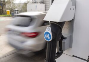 En cualquier caso, Bosch está preparada y está aplicando su experiencia automovilística, como ninguna otra empresa, a la economía del hidrógeno. Por eso, la empresa también está demandada en lo que a la producción de H2 se refiere. A principios de 2023, Bosch empezó a construir prototipos para la electrólisis con membranas de intercambio de protones, es decir, el método inverso de conversión de energía que se utiliza en las pilas de combustible móviles. A partir de otoño, la empresa quiere poner a disposición prototipos de 1,25 megavatios para aplicaciones piloto, y está en camino de iniciar la producción en serie en 2025. Es más, el lanzamiento del motor de H2 está previsto para 2024. Bosch tiene ya cuatro pedidos para proyectos de producción de todas las principales regiones económicas y espera volúmenes de seis cifras para 2030. También en este campo, Bosch impulsa de forma dinámica la economía del hidrógeno. Pila PEM La pila de combustible PEM es el corazón del sistema de pilas de combustible móviles. PEM significa membrana de intercambio protónico. La pila para aplicaciones móviles se compone de muchas pilas de combustible individuales. En función de la potencia necesaria, puede haber varios centenares. En estas pilas, el hidrógeno reacciona con el oxígeno para producir electricidad y agua. La membrana de una pila de combustible impide que la electricidad circule entre el ánodo y el cátodo. Al mismo tiempo, también impide que el hidrógeno pase al oxígeno. La membrana es conductora de protones y deja pasar los iones de hidrógeno. Una de las tecnologías empleadas en la fabricación de las placas bipolares es la soldadura láser de alta velocidad, un proceso que sólo existe en Bosch. Se utiliza para hacer estancas al hidrógeno 1.200 metros de soldaduras en cada pila. Y a finales de 2022, las pilas ya estaban listas para la producción en serie. Están previstos otros lugares de fabricación, por ejemplo, en Estados Unidos.