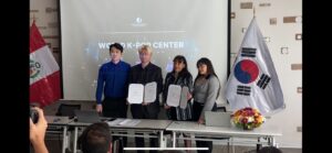 En sociedad con la empresa peruana, Daebak Producciones, anuncian el inicio de convocatoria el próximo 23 de julio . La empresa coreana ¨World K-Pop Center¨, reconocida internacionalmente por cultivar talentos del K-POP, tiene bajo su cargo el programa CLICK THE STAR; un formato reality que tiene como finalidad encontrar a las nuevas estrellas del K Pop mundial. Hasta la fecha solo se han realizado ediciones en países del continente asiático como Vietnam, Indonesia y Camboya. Para su introducción al continente americano han elegido a Perú como punto de partida y lo hacen de la mano de la empresa peruana, Daebak producciones. A través de un minucioso concurso de convocatoria, CLICK THE STAR PERÚ, elegirá a 20 jóvenes mujeres entre los 15 y 25 años, quienes tendrán la oportunidad de recibir formación exclusiva durante tres meses en las prestigiosas instalaciones de World K-Pop Center en Seúl. Las seleccionadas podrán experimentar todas las etapas y sistemas que ofrece este evento único; clases de canto, baile, sesiones fotográficas, relacionamiento con estrellas del K Pop, encuentro con medios de prensa coreanos, interacción con concursantes de todas partes del mundo y mucho más. Las audiciones inician el 23 de Julio y van hasta el 31 de agosto. Para participar las concursantes deben enviar un video con los requerimientos que se darán a conocer a través de las redes oficiales del programa: https://www.instagram.com/clickthestar_pe/ El proceso de selección tendrá tres etapas. Primero, se elegirán a 100 chicas que cumplan con los requisitos solicitados. Posteriormente, en la segunda etapa solo quedarán 50 y finalmente se hará la elección de los 20 talentos que se darán a conocer la segunda semana de noviembre. Las 20 ganadoras viajarán a Seúl en enero del 2024,con todos los gastos cubiertos. Aquí inicia la etapa del reality en Corea, donde además de recibir un exclusivo programa de entrenamiento, convivirán con las seleccionadas de los demás países. Las participantes serán evaluadas constantemente y enfrentarán un proceso de selección que dará como resultado la elección final de 7 chicas peruanas que conformarán la nueva agrupación de K – POP mundial. Sobre WKC (WORLD K-POP CENTER) El World K-Pop Center (WKC) es el centro de la cultura popular coreana. Es una empresa integral de K-POP que maneja la producción de contenido y la gestión de artistas de manera compleja. Ayudan a descubrir futuros talentos y brindan nuevas oportunidades a través de diversos programas de crecimiento y desarrollo. https://w-kpop.com/