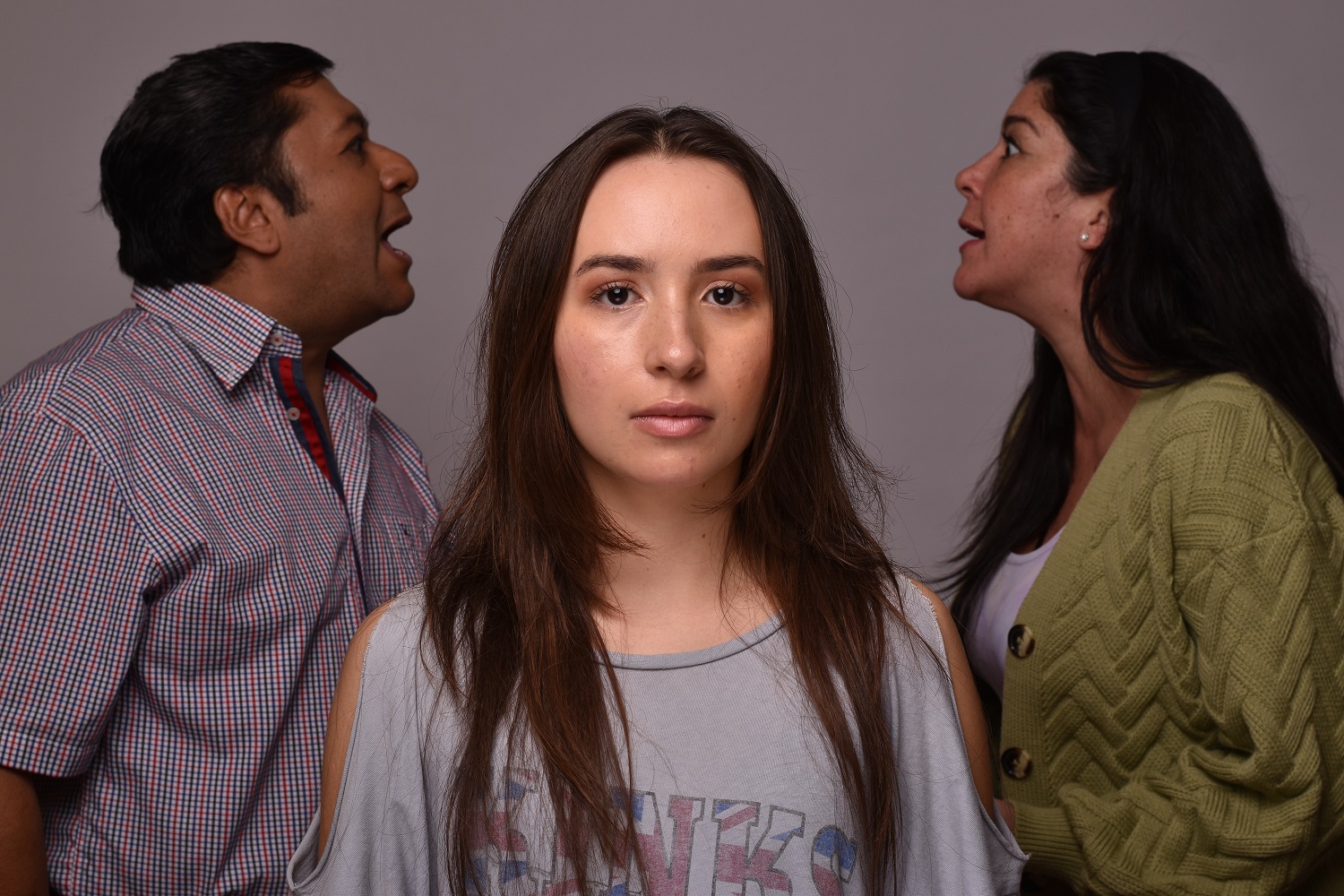 El próximo 5 de agosto Sorpréndete producciones estrena, en el Club de Teatro de Lima (Av. 28 de julio 183, Miraflores), 7 p.m., su más reciente obra “Suerte que está por venir” cuya dramaturgia pertenece a Isabel Sala, bajo la dirección de Manuel Alegría y las actuaciones de Katia Salazar, Renato Pantigozo y Jade Durán. Producción ejecutiva Ysabel Cáceda. La temporada de esta puesta en escena va hasta el 27 de agosto, sábados y domingos, 7 p.m. Entradas a la venta en Joinnus, Atrápalo o escribiendo al 985709702 o al instagram @sorprendeteproducciones. Preventa del 17 de julio al 31 de julio: 30 soles. Precio regular 40 soles general / 32 soles estudiante y jubilado. La historia comienza cuando Luis vuelve de un viaje más de trabajo con una decisión tomada: quiere divorciarse. Paula, su aún esposa, está convencida de que sus problemas conyugales son producto de la mala suerte. Julieta, la hija de ambos, intenta desde la razón y la superstición pegar las piezas que han desunido a la que alguna vez fue un modelo de familia perfecta. Para el director de la obra, Manuel Alegría “Suerte que está por venir” es una forma de enfrentarse cara a cara con las piezas rotas de los vínculos familiares y ante eso tomar una decisión. Cada personaje asume un momento de coraje e intenta desde su lugar pegar esas piezas para que nada cambie, para que todo vuelva a un pasado más feliz o para que el futuro sea distinto. Las decisiones están siempre atravesadas por la suerte, por actuar en el momento exacto.