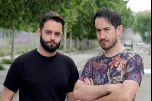 El dúo español de youtubers de moda en el ciberespacio, Pascu y Rodri, más conocidos como "Destripando la historia" mudaron su espectáculo a Costa 21 (Costa Verde) tras la gran acogida en ventas de su "Loki Tour" que los presenta en Perú hoy 16 de Julio. Con más de 3 millones de suscriptores en su canal de Youtube, Pascu y Rodri llevan desde el 2017 subiendo videos musicales en los que explican cualquier tipo de historia ( mitología, fantasía,cuentos,efemérides) con un toque de humor muy característico dónde ellos aparecen a veces junto a personajes de la cultura popular. Dado su furor en redes sociales, "Destripando la historia" ha llevado su éxito al papel publicando 5 libros que tuvieron mucha acogida en toda España y asimismo los escenarios no han sido ajenos a su fenómeno produciendo un concierto con una espectacular puesta en escena con animaciones que recorrerá en este mes Sudamérica con presentaciones en Bogotá (15), Lima (16), Buenos Aires (21), y Santiago de Chile (22 y 23). "Destripando la historia" es un género en sí mismo, único por su forma de narrar las cosas. Las creaciones de Pascu y Rodri nos han permitido profundizar en las historias del Olimpo, de los Superhéroes, personajes de historia como Harry Potter o la Sirenita, a través de entretenidos vídeos de animación y temazos con estribillos épicos. Esta narrativa propia ha hecho que mucha gente se haya fijado en ellos. Los tickets para ver a Pascu y Rodri están disponibles en la plataforma digital de Entrada Ya desde s/.120 General, s/.180 Vip, s/.220 Platinum y s/.280 Golden.