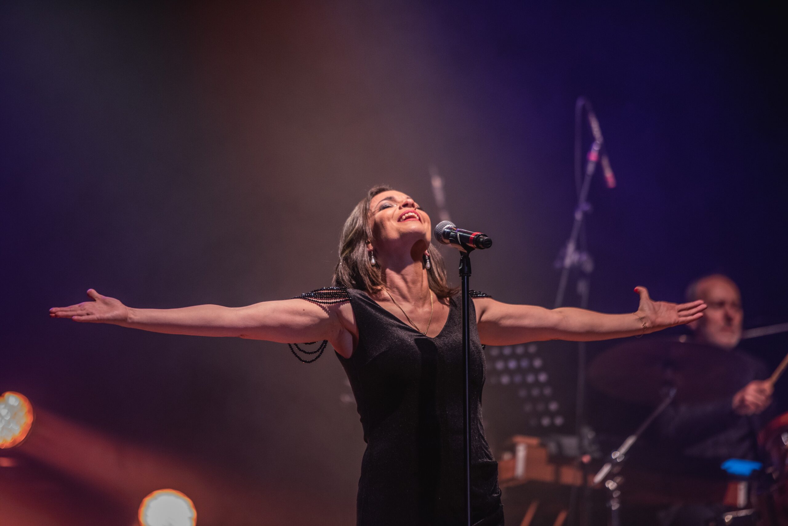 Aplaudida en el mundo entero la cantante francesa ANNE CARRERE, trae el espectáculo “PIAF POR ANNE CARRERE”, un show que rinde homenaje en un recorrido por los éxitos musicales de una de las cantantes más importantes de la historia, Edith Piaf. El show cuenta con una propuesta audiovisual donde se proyectarán distintas imágenes, fotografías y frases que marcaron el recorrido de la vida y carrera de la cantante al ritmo de canciones que hicieron vibrar en la época de La vie en Rose. El show en Lima se llevará a cabo el 29 de agosto en el auditorio del colegio Santa Úrsula, los boletos están disponibles en Ticketmaster.pe La gira que se ha convertido en todo un éxito en más de 50 países llega al Perú con su cantante original, Anne Carrere es una apasionada por la música popular de su país y en especial por las legendarias melodías de Edith Piaf a quien recuerda: “La primera vez que escuché una canción de Edith, tenía sólo tres años. Me la hizo escuchar mi abuela en un cassette. El tema fue el himno al amor y recuerdo ese momento con mucho cariño. Ella fue la que me hizo conocer a todos los grandes de la canción francesa como Charles Aznavour, o Jacques Brel”. Hay un detalle muy especial que se ha difundido en medios y es que hace un tiempo Anne Carrere conoció personalmente a Germaine Ricord, quien fuera amiga personal y confidente de Edith Piaf. Ricord quedó impresionada ante cierto parecido físico con Piaf y la impactante voz de Carrere. “Nunca imaginé que podía estar en el escenario interpretando las canciones de Edith. Es una gran responsabilidad, es muy difícil por lo que ella representa”, dice la cantante y actriz. “Pero la vida te sorprende constantemente y lo disfruto. Las comparaciones no me asustan, yo no imito a Edith, jamás intentaría algo así. Ella es inimitable. Hago mi versión de sus temas”, menciona. Durante el espectáculo, Anne deleitará al público con sus éxitos más famosos como "La Vie en Rose", "Non, je ne regrette rien", "La Foule" e "Hymne a l'Amour". Entradas están a la venta desde el 20 de Julio (11:00 a.m.) por Ticketmaster.pe y aprovecha el 15% DSCTO con todos los medios de pago hasta el 3 de agosto. “PIAF POR ANNE CARRERE”, es un espectáculo de primer nivel, con la magistral interpretación de Anne Carrere, una celebración al ícono de la canción francesa de todos los tiempos.