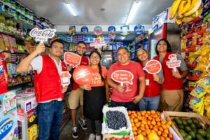 “Comprendemos las grandes oportunidades y retos que afrontan los bodegueros del Perú para el crecimiento de sus negocios. Por ello, estamos comprometidos en acompañar a nuestros socios con iniciativas que les permita potenciar sus emprendimientos, brindando contenido de calidad y herramientas de gestión”, comentó Mariella Paredes, directora de Asuntos Públicos, Comunicación y Sostenibilidad de Arca Continental en Perú. Cabe resaltar que los programas impulsados por Coca-Cola Perú y Arca Continental Lindley forman parte de su propósito de “Refrescar al Mundo y Hacer la Diferencia Positiva”. Historias de éxito Martha Palomino perdió a su madre durante la pandemia. Ella le heredó su bodega, y Martha, para honrar la memoria de su progenitora, continuó con el negocio con el apoyo de sus sobrinos. A pesar de los obstáculos que ha tenido que sortear, supo sacar adelante su emprendimiento. Ahora su sueño es hacerlo crecer y modernizarlo, haciendo uso de las herramientas digitales que aprendió a manejar en ‘Bodega Digital’. Por otra parte, Zoila Gamboa también perdió un ser querido, su hijo. Cuando nació su segunda hija, tomó la decisión de emprender un negocio propio que le permitiera pasar más tiempo con su familia. Comenzó con una librería que luego se convirtió en una bodega, momento en el cual se inscribió en la Escuela de Negocios Coca-Cola, que le brindó las capacitaciones necesarias para aprender de administración, marketing y finanzas, hasta el punto de llegar a duplicar sus ventas. Hoy tiene la confianza necesaria para hacer crecer su negocio y disfrutar más tiempo con sus seres queridos. Martha y Zoila son un ejemplo del nivel de compromiso y perseverancia de las bodegueras peruanas, madres de familia que fueron beneficiadas con las iniciativas de Coca-Cola Perú y Arca Continental Lindley.