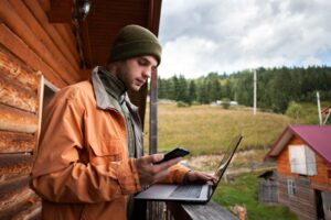 . En un mundo cada vez más interconectado, el acceso a Internet se ha convertido en una necesidad primordial para el desarrollo social, económico y educativo de las comunidades, tanto en el Perú como en diversas regiones remotas del planeta. Según el Organismo Supervisor de Inversión Privada en Telecomunicaciones (Osiptel), en Perú un total de 8 millones 779 hogares cuentan con Internet fijo o móvil. Sin embargo, existe un gran porcentaje, sobre todo en las zonas rurales que aún no pueden conectarse; debido a la falta de infraestructura . En este contexto, el Internet satelital ha demostrado ser una innovadora solución tecnológica que rompe barreras geográficas y permite llevar la conectividad a lugares inaccesibles para las redes terrestres tradicionales. Para Rodrigo Rejas, Director de Ventas y Operaciones de Hughes en Perú, el Internet satelital es una herramienta que permite esa conectividad donde otros no llegan, ya sea por la geografía de la zona, la baja densidad poblacional o temas económicos que la hacen inviable. “Gracias a esta tecnología se ha podido brindar servicios de Internet de alta calidad de HughesNet en regiones andinas y zonas costeras donde el acceso era limitado. Además, les garantiza mayor cobertura, velocidad y seguridad”, agrega. Teniendo como contexto la importancia del Internet satelital el vocero de Hughes brindó cuatro ventajas del internet para las zonas más remotas del país y del planeta: 1. Amplia cobertura: Una de las principales ventajas del Internet satelital es su capacidad para abarcar regiones remotas, incluso en áreas con topografías complejas o de difícil acceso. Esto impulsa la conectividad en zonas rurales y apartadas, donde el acceso a Internet era prácticamente inexistente. 2. Rápida implementación: A diferencia de las redes terrestres, que requieren una infraestructura compleja y costosa, el Internet satelital puede implementarse en corto tiempo. Así, comunidades en zonas alejadas pueden mejorar su calidad de vida muy pronto con servicios de Internet confiables como el de HughesNet. 3. Resiliencia frente a desastres naturales: El Internet satelital proporciona una comunicación crucial en situaciones de emergencia y desastres naturales como la vivida por el ciclón Yaku. Al hallarse en el espacio, los satélites están menos expuestos a daños que suelen afectar la infraestructura terrestre, lo cual permite mantener a las personas conectadas, como ocurrió en la costa norte peruana. 4. Tecnología en evolución continua: En años recientes, el Internet satelital se ha consolidado como una alternativa de conectividad altamente confiable cuya evolución es imparable. Los usuarios de este servicio pueden confiar en que, en poco tiempo, este servicio seguirá trayendo mayores ventajas, producto de hitos tecnológicos como el reciente lanzamiento del satélite de ultra alta densidad de Hughes, JUPITER 3. Rejas precisó que, actualmente, existen iniciativas conjuntas que Hughes viene trabajando con entidades gubernamentales, empresas de telecomunicaciones y organizaciones sin fines de lucro para llevar los beneficios del Internet satelital a regiones remotas del país, donde otras tecnologías no llegan y, así, promover la inclusión y ayudar a reducir la brecha digital rural. Acerca de Hughes Hughes Network Systems, LLC (HUGHES), una compañía propiedad de EchoStar (Nasdaq: SATS), ofrece equipos y servicios de banda ancha; proporciona servicios gestionados con redes inteligentes definidas por software; y la operación de red de extremo a extremo para millones de consumidores, empresas, gobiernos y comunidades en todo el mundo. El servicio de Internet insignia de Hughes, HughesNet®, conecta a millones de suscriptores en toda América, y el sistema JUPITER™ de Hughes da acceso a Internet a decenas de millones más en todo el mundo. Hughes suministra más de la mitad del mercado mundial de terminales satelitales a los principales operadores de satélites, proveedores de servicios a bordo, operadores de redes móviles y clientes militares. Como proveedor de servicios de red gestionados, Hughes soporta cientos de miles de sitios empresariales con su cartera de soluciones cableadas e inalámbricas HughesON™. Para obtener información adicional sobre Hughes, visita www.hughes.com/es