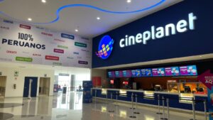 Con la reactivación económica en diferentes sectores, Cineplanet, la cadena de cines más importante del país, aperturó en Plaza Santa Catalina, el cine número 26 en Lima, con el objetivo de continuar brindado un espacio para que las personas puedan disfrutar de producciones nacionales e internacionales. Por otro lado, este nuevo cine cuenta con 6 salas 2D, así como una boletería express de autoservicio, donde las personas pueden comprar de manera personalizada y rápida sus entradas totalmente virtuales. Así mismo, pueden adquirir los clásicos snacks en la zona de dulcería, con el fin de que los usuarios vivan la experiencia completa. “Con el fin de seguir expandiendo nuestra presencia en diversos distritos de Lima, hemos inaugurado este cine, en Santa Catalina - La Victoria. Nuestros clientes están volviendo a nuestras salas y la industria está más activa que nunca, queremos darles la mejor experiencia posible. Asimismo, los invitamos a registrarse a nuestro programa de lealtad Socio Cineplanet a través de nuestros canales digitales, de modo que estén al tanto de los beneficios que les podemos ofrecer” aseguró el director comercial de Cineplanet, Juan José Duffoo. Con esta nueva sede, Cineplanet suma 43 establecimientos de cine a nivel nacional, 26 en Lima y 17 en provincia. De esta manera, buscan seguir brindando una experiencia de calidad a más zonas del Perú, manteniendo el liderazgo.