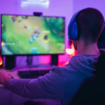 La comunidad gamer está lista para celebrar su día especial este 29 de agosto, y el entusiasmo ya se empieza a notar en las tendencias de búsquedas online. En el marco de esta fecha, la Asociación Peruana de Deportes Electrónicos y Videojuegos (APDEV) reveló que en Perú casi el 60% de la población conectada digitalmente ya se identifica como gamer, sumando once millones de jugadores hasta 2020. Esta cifra ha aumentado en más de un millón y medio en los últimos dos años, incluyendo tanto a los aficionados a los juegos en smartphones como a quienes compiten en e-sports. Según datos de falabella.com, los usuarios entre 26 a 45 años representan el 71% de los compradores en la categoría gaming. Además, la gran mayoría de los consumidores se encuentran en Lima, seguido por Callao y los departamentos de La Libertad, Arequipa y Piura, respectivamente. Accesorios esenciales para elevar la experiencia de juego Los jugadores saben que contar con los accesorios adecuados puede marcar la diferencia en su rendimiento y comodidad durante las largas sesiones de juego. Audífonos de baja latencia con micrófono son imprescindibles para una comunicación clara con otros jugadores en línea, mientras que una silla ergonómica de gaming es esencial para mantener una postura saludable y cómoda durante las maratones de juego. Los aficionados a las consolas de videojuegos también tienen sus opciones: un mando extra es una opción práctica para disfrutar de juegos locales con amigos, y la protección de las consolas portátiles es clave, con opciones como micas protectoras y estuches para garantizar la seguridad de las valiosas consolas. “En falabella.com, comprendemos la pasión y dedicación que los gamers ponen en cada partida. Nuestra misión es brindarles una experiencia única, ofreciendo productos y ofertas que les permitan elevar su juego al siguiente nivel. En el Día del Gamer, celebramos junto a la comunidad gamer y les invitamos a descubrir un mundo de emociones, aventuras y los mejores productos en nuestra plataforma”, señaló Gerardo Pacchioni, Gerente de la División de Electro en falabella.com. ¿Videojuegos en consolas o computador? Por su parte, las consolas de videojuegos siguen siendo el corazón de la experiencia gamer, y en falabella.com se encuentran algunas de las opciones más buscadas. La consola PlayStation 5 Standard se destaca como uno de los productos más vendidos, mientras que Nintendo gana terreno gracias al lanzamiento de juegos populares como ‘The Legend of Zelda: Tears of the Kingdom’, que se ha convertido en el juego más vendido del año hasta ahora. Para los fanáticos de la realidad virtual, los lentes de realidad virtual son una opción emocionante. Tanto el nuevo PlayStation VR2 para PS5 o los Oculus Meta Quest 2 de Meta, estos dispositivos brindan experiencias de juego inmersivas que transportan a los jugadores a mundos completamente nuevos. Los jugadores de PC también encontrarán una amplia gama de opciones para elevar su experiencia. Los monitores curvos de baja latencia ofrecen una visualización óptima de los juegos, mientras que las tarjetas gráficas de alto rendimiento permiten disfrutar de gráficos más realistas. Las laptops gamers de marcas como Asus, Acer y Lenovo ofrecen un rendimiento potente en un formato portátil. Ofertas y promociones para celebrar el Día del Gamer falabella.com se une a la celebración del Día del Gamer con una serie de ofertas y promociones que no se pueden perder. “Las consolas y videojuegos tendrán descuentos de hasta 40%, mientras que las laptops gamers tendrán descuentos de hasta 35%. Los monitores curvos podrán adquirirse con descuentos de hasta 50%, y la categoría de accesorios gamer ofrecerá productos desde tan solo S/19.90 soles, con descuentos de hasta 40% en productos seleccionados”, comentó Pacchioni. Además, agregó que los clientes podrán disfrutar de envío gratuito en productos desde S/99, descuentos exclusivos con las tarjetas CMR y envío rápido en tan solo 48 horas en miles de productos gamers.