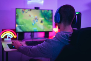 La comunidad gamer está lista para celebrar su día especial este 29 de agosto, y el entusiasmo ya se empieza a notar en las tendencias de búsquedas online. En el marco de esta fecha, la Asociación Peruana de Deportes Electrónicos y Videojuegos (APDEV) reveló que en Perú casi el 60% de la población conectada digitalmente ya se identifica como gamer, sumando once millones de jugadores hasta 2020. Esta cifra ha aumentado en más de un millón y medio en los últimos dos años, incluyendo tanto a los aficionados a los juegos en smartphones como a quienes compiten en e-sports. Según datos de falabella.com, los usuarios entre 26 a 45 años representan el 71% de los compradores en la categoría gaming. Además, la gran mayoría de los consumidores se encuentran en Lima, seguido por Callao y los departamentos de La Libertad, Arequipa y Piura, respectivamente. Accesorios esenciales para elevar la experiencia de juego Los jugadores saben que contar con los accesorios adecuados puede marcar la diferencia en su rendimiento y comodidad durante las largas sesiones de juego. Audífonos de baja latencia con micrófono son imprescindibles para una comunicación clara con otros jugadores en línea, mientras que una silla ergonómica de gaming es esencial para mantener una postura saludable y cómoda durante las maratones de juego. Los aficionados a las consolas de videojuegos también tienen sus opciones: un mando extra es una opción práctica para disfrutar de juegos locales con amigos, y la protección de las consolas portátiles es clave, con opciones como micas protectoras y estuches para garantizar la seguridad de las valiosas consolas. “En falabella.com, comprendemos la pasión y dedicación que los gamers ponen en cada partida. Nuestra misión es brindarles una experiencia única, ofreciendo productos y ofertas que les permitan elevar su juego al siguiente nivel. En el Día del Gamer, celebramos junto a la comunidad gamer y les invitamos a descubrir un mundo de emociones, aventuras y los mejores productos en nuestra plataforma”, señaló Gerardo Pacchioni, Gerente de la División de Electro en falabella.com. ¿Videojuegos en consolas o computador? Por su parte, las consolas de videojuegos siguen siendo el corazón de la experiencia gamer, y en falabella.com se encuentran algunas de las opciones más buscadas. La consola PlayStation 5 Standard se destaca como uno de los productos más vendidos, mientras que Nintendo gana terreno gracias al lanzamiento de juegos populares como ‘The Legend of Zelda: Tears of the Kingdom’, que se ha convertido en el juego más vendido del año hasta ahora. Para los fanáticos de la realidad virtual, los lentes de realidad virtual son una opción emocionante. Tanto el nuevo PlayStation VR2 para PS5 o los Oculus Meta Quest 2 de Meta, estos dispositivos brindan experiencias de juego inmersivas que transportan a los jugadores a mundos completamente nuevos. Los jugadores de PC también encontrarán una amplia gama de opciones para elevar su experiencia. Los monitores curvos de baja latencia ofrecen una visualización óptima de los juegos, mientras que las tarjetas gráficas de alto rendimiento permiten disfrutar de gráficos más realistas. Las laptops gamers de marcas como Asus, Acer y Lenovo ofrecen un rendimiento potente en un formato portátil. Ofertas y promociones para celebrar el Día del Gamer falabella.com se une a la celebración del Día del Gamer con una serie de ofertas y promociones que no se pueden perder. “Las consolas y videojuegos tendrán descuentos de hasta 40%, mientras que las laptops gamers tendrán descuentos de hasta 35%. Los monitores curvos podrán adquirirse con descuentos de hasta 50%, y la categoría de accesorios gamer ofrecerá productos desde tan solo S/19.90 soles, con descuentos de hasta 40% en productos seleccionados”, comentó Pacchioni. Además, agregó que los clientes podrán disfrutar de envío gratuito en productos desde S/99, descuentos exclusivos con las tarjetas CMR y envío rápido en tan solo 48 horas en miles de productos gamers.