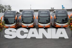 Scania marca un hito en su apuesta por liderar la transición hacia un sistema de transporte sustentable en el país, con la entrega de la primera flota de la nueva generación de buses a su cliente IttsaBus, brindándoles una solución configurada a la medida de sus necesidades, con el mejor sistema de seguridad, reducción de costos operativos y cuidado del medio ambiente. “Esta entrega es muy importante para nosotros porque basados en nuestros 3 pilares de sustentabilidad Scania: Eficiencia energética, combustibles renovables, y transporte inteligente y seguro, ofrecemos una solución más sustentable, segura y eficiente para el mercado y las operaciones de nuestros clientes, liderando la transición hacia un sistema de transporte sustentable en el país”, señaló Eronildo Barros, Director Gerente de Scania Perú. Por su parte, Guillermo Benavides, Gerente General de IttsaBus destacó que esta entrega, de 10 buses doble piso, en configuración K450C 6X2*4LD, que serán destinados para el transporte interprovincial para las rutas hacia Trujillo, Piura y Chiclayo, es el resultado de la experiencia y confianza brindada a lo largo de 25 años trabajando junto a la marca sueca. “Apostamos nuevamente por Scania gracias a la configuración personalizada que nos permite generar un ahorro en el consumo de combustible en hasta un 8%, una mayor capacidad de bodega, la mejor ergonomía y los más avanzados sistemas de seguridad del mercado” señaló Benavides. Al respecto, Augusto Briceño, Gerente de la Región Norte de Scania Perú, resaltó que los buses de la nueva generación Scania cuentan con Sistemas de Asistencias a la Conducción – 360° Seguridad Activa ADAS 2.0, un sistema electrónico de software, sensores y cámaras que aborda las interacciones con los otros vehículos de las carreteras, brindando apoyo a la atención del conductor. “La seguridad no es negociable, por ello estas unidades cuentan con el sistema de seguridad más avanzado del mercado que permite 5 funciones: Control Adaptativo de Velocidad, que permite establecer una distancia mínima constante entre el bus y el vehículo que se sitúa adelante de forma automática; Sistema Avanzado de Frenado, que detecta objetos inmóviles en la carretera, generando un frenado automático sin la necesidad de intervención por parte del conductor; Alerta de Cambio de Carril, sistema que reconoce cuando una unidad entra en contacto con las líneas de la carretera, enviando al conductor una alerta sonora y de vibración al asiento para mantenerlo al tanto de ello; y los Sistema de Frenado de Emergencia y Alertas para puntos ciegos” explicó Briceño. Adicional a ello, las unidades fueron configuradas con Scania Opticruise, una caja de cambios mecánica con un sistema automatizado y mando electrónico que optimiza la conducción para un consumo de combustible más eficiente; así como con el Scania Retarder, el freno auxiliar que puede encargarse del 90% de frenadas, manteniendo los frenos de servicio al 100% de su capacidad para emergencias, asegurando la protección y confort del conductor. “Esta tecnología viene acompañada de los nuevos motores Scania XPI euro 5 de 13 litros, 6 cilindros en línea y 4 válvulas por cilindro, que trabajan con un sistema de inyección de alta presión que asegura una mayor eficiencia en la combustión”, apuntó Finalmente, el directivo señaló que todas las unidades cuentan con el sistema Scania Conecta, una tecnología inteligente basada en sensores avanzados y conectividad inalámbrica, que les permite a los transportistas acceder a una base de datos y conocer en tiempo real data del vehículo como nivel de combustible, ruta, fechas de mantenimiento, entre otros. “Con Scania Conecta, los transportistas pueden reducir el consumo de combustible, dependiendo del estilo de conducción del operador, disminuyendo así los costos de operación de su negocio. Asimismo, esta tecnología permite medir las emisiones de CO² de todas las unidades Scania, apuntando a contribuir con los grandes objetivos de la marca sueca basados en la ciencia de reducir un 20% de CO2 de todos los vehículos vendidos desde el año 2015”, finalizó Augusto Briceño. Acerca de Scania: Scania es proveedor líder mundial de soluciones de transporte. Junto con nuestros socios y clientes, estamos impulsando el cambio hacia un sistema de transporte sustentable. En 2021, entregamos 85.930 camiones, 4.436 buses, así como 11.786 motores industriales y marinos. Las ventas netas ascendieron a más de 146.000 millones de coronas suecas, de las cuales más del 20% estaban relacionadas con servicios. Fundada en 1891, Scania opera en más de 100 países y cuenta con 54.000 colaboradores. La producción tiene lugar en Europa y América Latina, con centros regionales de producción en África, Asia y Eurasia. Scania forma parte del GRUPO TRATON. Scania está presente en Perú desde 1951 y a la fecha cuenta con más de 420 colaboradores trabajando en nueve sucursales propias (Lima, Lambayeque, Cajamarca, Arequipa, Cusco, Juliaca, Piura, Trujillo y Huancayo), en 12 talleres de servicio en las instalaciones de diversos clientes, 1 punto de venta en Arequipa y en 1 tienda de repuestos en Lima.