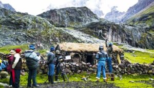 El Ministerio de Cultura informó que entregará un total de S/3 915 150,00 a tres proyectos cinematográficos de Loreto, uno de San Martín y otro de Arequipa, como resultado del fallo final del jurado del Concurso de proyectos de largometraje de ficción exclusivo para las regiones del país (excepto Lima Metropolitana y Callao), en el marco de los Estímulos Económicos para el fomento de la actividad cinematográfica y audiovisual 2023. Así, los proyectos de la región Loreto, "Bufeo" de Livia Silvano Pacaya, "Sirenas" del director Nelson Castillo Fernández y "Lady" de Dorian Fernández Moris; junto al proyecto de la región San Martín, "Pishak, el último vuelo de los pájaros" del director Herbert Salas Portugal y el proyecto de la región Arequipa, "Pedaleando alto" de Joel Fierro Tejada, fueron elegidos por un jurado autónomo, conformado por tres profesionales del sector cinematográfico. Al concurso se presentaron un total de 41 proyectos provenientes de 15 regiones del país, de los cuales 35 fueron evaluados por un jurado conformado por Carol Delgado Orbezo (productora cinematográfica), José Cárdenas Gutiérrez (programador cinematográfico y especialista de la cinematografía) y el guionista cinematográfico boliviano, Juan Pablo Piñeiro. De entre todas las postulaciones, seis (6) proyectos fueron de nuevas realizadoras peruanas; las que, conforme a las bases del concurso, participaban por una reserva para nuevas directoras mujeres. Como resultado de la evaluación, el jurado determinó que el proyecto "Bufeo" de Livia Silvano Pacaya resulte beneficiaria y acceda a esta reserva. De esta forma, los proyectos beneficiarios recibirán un total de S/3 915 150,00, para la producción de sus largometrajes. Cabe destacar que cada proyecto prevé fuentes alternas de financiamiento, dependiendo de las características artísticas y narrativas de su propuesta. DATO • En ediciones anteriores, películas como "Wiñaypacha", "Manco Cápac", "Chicama", "Pueblo viejo", "La cantera", entre otras, también recibieron Estímulos Económicos.