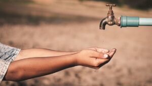 Dada la reciente información sobre un posible desabastecimiento del servicio de agua en Lima y, considerando los efectos de un eventual Fenómeno El Niño por falta de lluvias, resulta importante conocer cuáles han sido los avances para garantizar que más peruanos accedan a este recurso. Los datos muestran que, al 2022, el 11% de la población (3,1 millones de peruanos) aún no cuenta con acceso a agua potable. Y aunque la mayoría ya dispone de una conexión asegurada, casi la mitad de la población aún no tiene garantizada la provisión del servicio durante las 24 horas. Actualmente, en los departamentos de Loreto (40%), Puno (31%) y Ucayali (26%) se registra un mayor número de hogares que no cuenta con agua potable. En contraste, en regiones como Tacna, la cifra se reduce a un 4.83% de peruanos que no accede a la provisión del servicio, precisó el director ejecutivo de la Red de Estudios para el Desarrollo (REDES), Oswaldo Molina. “Debemos recordar que, como parte de las acciones para combatir la pobreza, se requiere garantizar el acceso al recurso hídrico. La provisión de este servicio, además, tiene que ser adecuada; de lo contrario, podría tener efectos negativos en la salud y provocar enfermedades como malnutrición e intoxicación, tal y como señala la Organización Panamericana de la Salud”, subrayó el especialista. Las brechas relacionadas al agua potable presentan diferencias no solo en función al porcentaje de hogares que accede al servicio; sino también en relación a la disponibilidad que existe, por horas, del recurso. Incluso si un hogar cuenta con la conexión asegurada, ello no garantiza la distribución del servicio durante las 24 horas del día. A nivel nacional, en promedio, solo el 52% de peruanos accede a agua permanentemente. Si vemos el panorama en las regiones, hay tres departamentos, en particular, en donde la situación resulta preocupante. En Ica, solo el 13,3% de habitantes cuenta con disponibilidad del recurso durante las 24 horas del día y, en Loreto, el 10,8%. No obstante, en Tumbes, solo el 5,3% de habitantes tiene garantizado el servicio todo el día, de acuerdo con la Encuesta Nacional de Hogares (Enaho). “Según la Superintendencia Nacional de Agua y Saneamiento, si rubros como restaurantes, comercio, alojamiento y, de forma parcial, manufactura, no contaran con el servicio de agua durante un solo día, se estiman pérdidas por 1,930 millones de soles. Además de brindar servicios, las empresas son fuente de empleo e ingresos para las familias”, destacó. Asimismo, contar con el servicio solo por horas genera que las personas tengan que almacenar agua para su uso posterior. Precisamente, el mosquito Aedes Aegypti –transmisor del dengue a las personas– coloca sus huevos en agua estancada. Esta falta de agua, sumada al fenómeno El Niño, podría ocasionar un contexto aún más perjudicial para la población. Desde Essalud afirmaron que este fenómeno provocaría que los casos de dengue puedan aumentar entre 10% y 15% adicional a los que ya se reportan. A agosto de este año, Piura es la región que concentra el mayor número de casos de esta enfermedad (72,890). Más agua para todos: ¿qué se requiere? El especialista señaló que, según el Plan Nacional de Saneamiento 2022-2026, la brecha de infraestructura en el sector saneamiento es equivalente a una inversión total de 51,000 millones de soles. De este número, se requieren más de 11,000 millones de soles (21% del total) para garantizar el acceso y calidad del servicio de agua potable. Es más, conforme a la información del Ministerio de Economía y Finanzas (MEF), la ejecución del presupuesto para inversión pública en este sector, desde hace cinco años –entre el 2018 y el 2022– es cercana al 60%. Con ello, es uno de los que registra menor porcentaje de ejecución del Gobierno. “Una de las sugerencias del Banco Mundial es dotar de un mecanismo financiero por resultados que se enfoque en elevar la calidad de la prestación del servicio. Es necesario garantizar que los recursos, efectivamente, se inviertan en mejorar no solo el acceso; sino también la calidad del abastecimiento”, remarcó Molina. El especialista indicó, además, que se debe optimizar el acceso a los servicios a través de la identificación de las zonas más vulnerables, a fin de priorizarlas en las inversiones que se realicen. Ello acompañado del monitoreo de las mismas para garantizar que el recurso llegue a más peruanos. “No olvidemos que, así como es importante garantizar el suministro del servicio, es fundamental cuidar nuestras fuentes de agua. Ello además ante las amenazas que trae el cambio climático. Hacer posible este propósito implica un trabajo articulado entre todos: ciudadanos, empresas y Estado. Ejecutar este tipo de acciones nos permitirá asegurar la preservación del recurso hídrico e implementar más iniciativas con el objetivo de asegurar su sostenibilidad”, concluyó Molina.